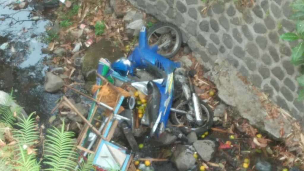 Petugas derek sedang mengevakuasi sepeda motor yang nyemplung di jurang Jalan Pattimura Batu, pagi ini. (fatul/malangvoice)