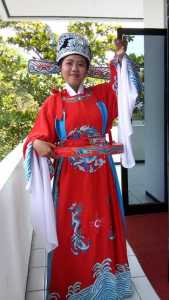 Dian Surya (baju merah) menyanyi lagu Mandarin. (anja) 