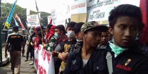 Aksi demo mahasiswa di depan Balai Kota Malang (deny)