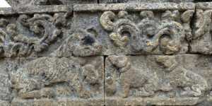 FABEL: Relief binatang (tantri) yang bisa ditemui di salah satu dinding candi.