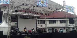  Perayaan HUT d'Kross di depan Balai Kota Malang. (hamzah)