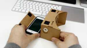 Smartphone dimasukkan ke Google Cardboard. Cukup Mudah 