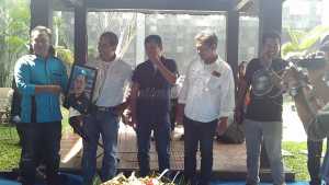 Anggota IJTI Kabupaten Malang saat memberikan hadiah karikatut kepada Ketua IJTI, Hendro Sumardiko