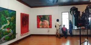 Pengunjung pameran menikmati lukisan yang dipajang di Galeri Raos. (fathul)