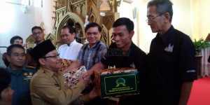 Wakil Walikota Malang Sutiaji menyerahkan bingkisan