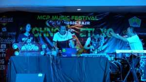Sony J-Rocks dan Axel unjuk skill di sela menjawab pertanyaan pada sesi clinic music MCP Music Festival 2