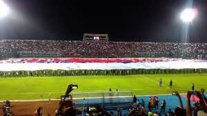 Pemain dan bendera Indonesia yang dibentangkan di Stadion Kanjuruhan. 2