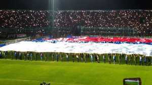 Pemain dan bendera Indonesia yang dibentangkan di Stadion Kanjuruhan. 3