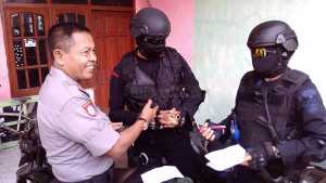  Kompol Putu Mataram, mengamankan peluru aktif yang ditemukan warga