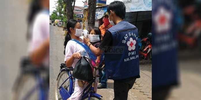 Relawan PMI Kabupaten Malang membagikan masker ke desa terdampak abu Bromo di Kecamatan Jabung