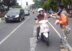 Tim BPBD Kota Malang bagikan masker ke pengguna jalan_2
