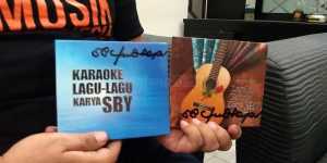 Penyerahan CD lagu karya SBY ke Museum Musik Indonesia (Hamzah)2
