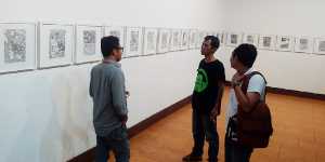 Suasana pameran lukisan dan diskusi dengan pengunjung di Galeri Raos. (fathul)