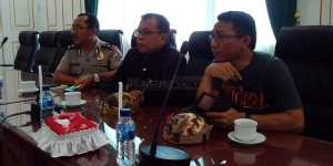 Pertemuan antara Wali Kota Malang, HM Anton, Kapolres Malang Kota, AKBP Decky Hendarsono, dan perwakilan Aremania.3