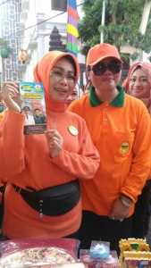 Ketua Perwosi Jatim, Fatma Saifullah Yusuf saat mengikuti senam Perwosi di Malang (istimewa)