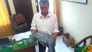 Kanit Reskrim Polsek Klojen, Iptu Irwan Tjatur bersama barang bukti pakaian. (Deny)