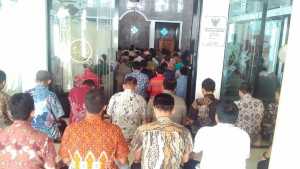 Shalat Berjamaah di Masjid Baiturahman Pemkot Malang