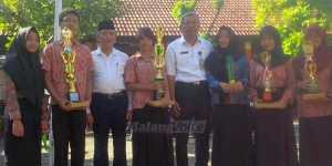 Pemberian penghargaan pada siswa SMPN 23 Malang. (deny)2