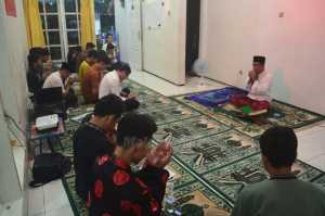 Mahasiswa berdoa bersama (anja)