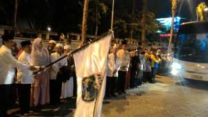 Calon Jemaah Haji Kota Batu saat diberangkatkan di depan Balai Kota Among Tani.(Miski)