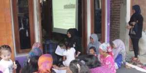 Penyampaian materi di rumah Kepala Dusun oleh anggota kelompok KKN 89