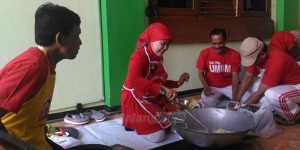 Zubaidah memasak nasi goreng (ist)