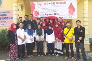 foto bersama PMI Magetan setelah kegiatan donor darah