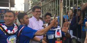 Calon Ketua Umum PSSI, Eddy Rumpoko bersama Aremania saat Arema bertandang ke Persiba Balikpapan.2