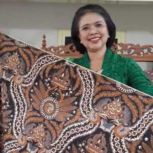 GKBRAy Paku Alam dengan beberapa batik hasil karyanya, yang motifnya diambil dari naskah kuno milik Puro Pakualaman, Yogyakarta.