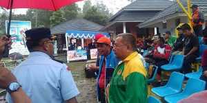 Ketua Umum KONI Kota Malang, Bambang DH Suyono, berbincang dengan petinggi FPTI Jatim dan Jabar di venue panjat tebing. (Muhammad Choirul)
