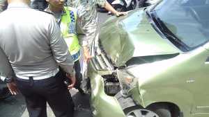 Kerusakan salah satu mobil akibat kecelakaan beruntun. (deny)