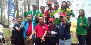 Jajaran pengurus KONI Kota Malang bersama segenap kontingen balap sepeda Jatim. (Muhammad Choirul) 