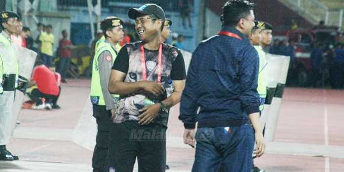 asisten-pelatih-arema-cronus-joko-gathuk-susilo-tertawa-lepas-di-tepi-lapangan-bersama-ceo-iwan-budianto-muhammad-choirul