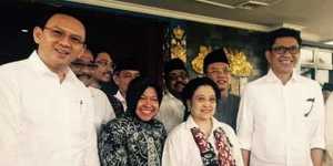 Ketua Umum PDI Perjuangan, Megawati Soekarnoputri, berfoto bersama seluruh Pasangan Calon Wali Kota-Wakil Wali Kota, Gubernur dan wakilnya.