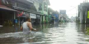 Banjir melanda sepanjang Jalan Galunggung hingga Bendungan Sutami. (Muhammad Choirul)