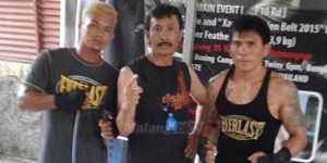 OPTIMIS: Pelatih d’Kross BC, Widodo diapit Hero Tito (kiri) dan Rivo Rengkung saat persiapan di Thomas Americo Boxing Gym, Dili.