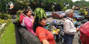 Ibu-ibu ini membawa sayur ke lokasi demo