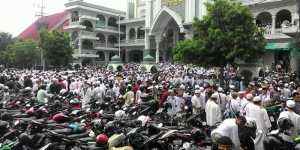 ribuan-umat-muslim-melangsungkan-salat-jumat-sebelum-aksi-damai-miski2