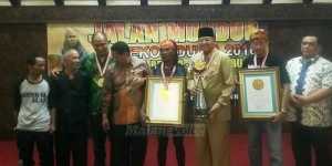 Pejalan mundur, Tarpin Iswahyudi, menerima penghargaan pemecahan rekor dunia. (Muhammad Choirul)