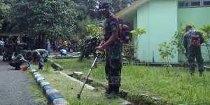 Sejumlah anggota Kodim 0833/Kota Malang melaksanakan pengecatan dan pembersihan rumput. (Muhammad Choirul)
