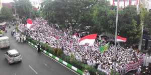 Umat muslim saat long march dari Masjid Jami' menuju Balai Kota Malang.(Miski)