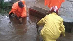 banjir-bandang-akibat-luapan-air-drainase-di-jalan-agus-salim-kelurahan-sisir-kota-batu-bpbd-for-mvoice