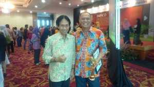 hanan-a-jalil-menerima-award-smesco-inspiring-entrepreneur-business-award-2016-dari-menteri-koperasi-dan-ukm-anak-agung-gede-ngurah-aagn-puspayoga-kamis-8-12-jpg3