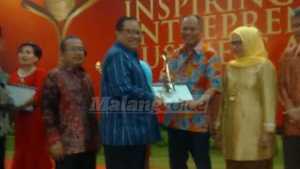 hanan-a-jalil-menerima-award-smesco-inspiring-entrepreneur-business-award-2016-dari-menteri-koperasi-dan-ukm-anak-agung-gede-ngurah-aagn-puspayoga-kamis-8-12-jpg4