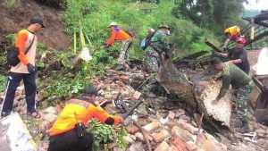 Bencana longsor mengakibatkan rumah warga di Desa Gunungsari rusak parah. (Dokumen/Miski)