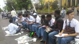 para-pelajar-saat-berpartisipasi-dalam-kegiatan-parade-puisi-istimewa2