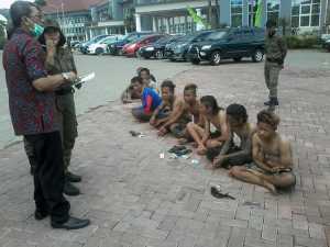 Anak jalanan dan pengemis saat digelandang di halaman Balai Kota Among Tani, Kota Batu.