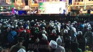 Suasana istighosah akbar di halaman Balai Kota Malang. (Muhammad Choirul)