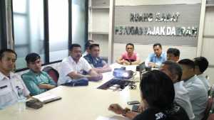 Suasana rapat panitia pelaksana dan co promotor, M Ari Aripin. (deny)