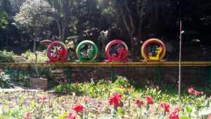 Wahana skybike yang melintasi Flower Garden jadi andalan Taman Rekreasi Selecta
